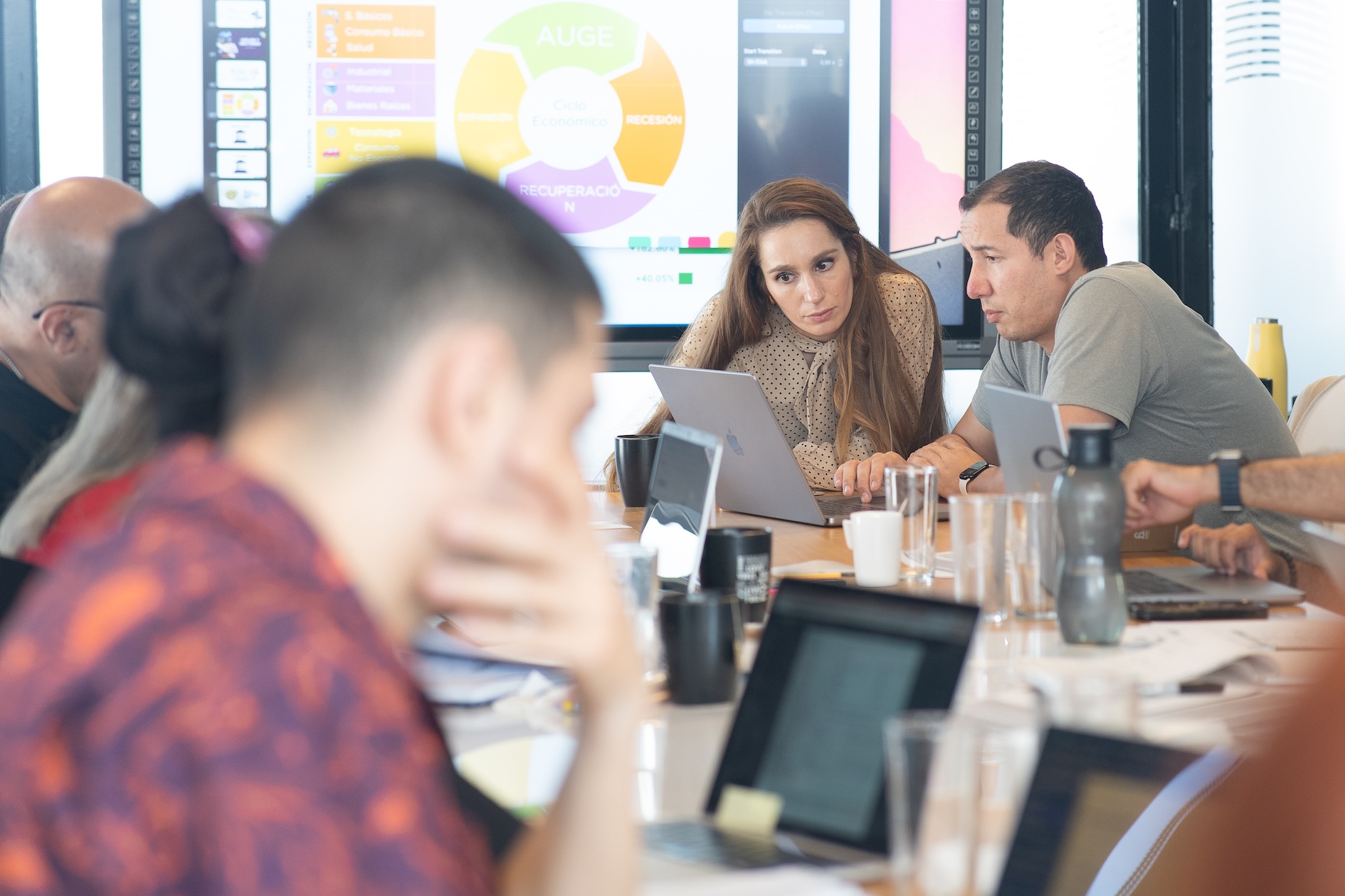 Ana Sanahuja asesorando a un cliente sobre ciclos económicos