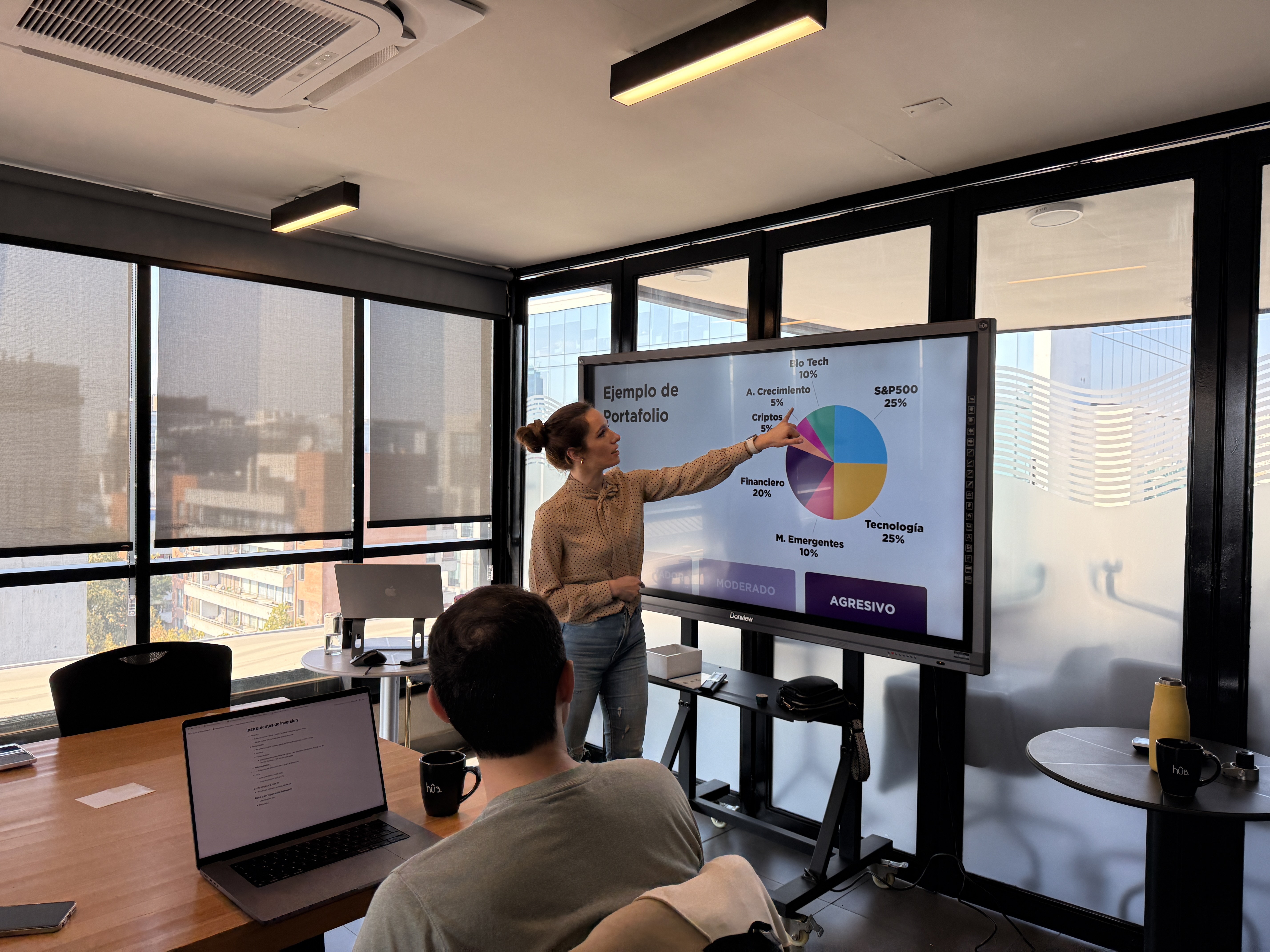 Ana Sanahuja explicando un ejemplo de portafolio de inversiones